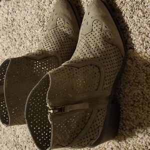 Qupid suede booties size 9 taupe Bohme cutout